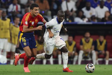 Münih, Almanya 09.07.2024: Fransa 'dan N' Golo Kante, UEFA EURO 2024 yarı finalleri sırasında İspanya 'dan Rodri, Fransa' dan Fransa 'ya karşı Münih' teki Allianz Arena futbol karşılaşması