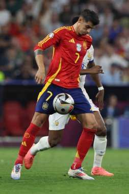Münih, Almanya 09.07.2024: İspanya 'dan Alvaro Morata, Fransa' dan Aurelien Tchouameni UEFA 2024 yarı finallerinde, İspanya ile Fransa arasında Münih 'teki Allianz Arena maçında oynanan futbol karşılaşması