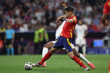 Münih, Almanya 09.07.2024: İspanya 'dan Alvaro Morata, Fransa' dan Aurelien Tchouameni UEFA 2024 yarı finallerinde, İspanya ile Fransa arasında Münih 'teki Allianz Arena maçında oynanan futbol karşılaşması