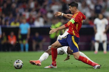 Münih, Almanya 09.07.2024: İspanya 'dan Alvaro Morata, Fransa' dan Aurelien Tchouameni UEFA 2024 yarı finallerinde, İspanya ile Fransa arasında Münih 'teki Allianz Arena maçında oynanan futbol karşılaşması