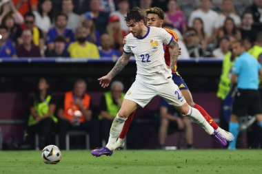 Münih, Almanya 09.07.2024: Fransa 'dan Theo Hernandez, İspanya' dan Lamine Yamal UEFA 2024 yarı finallerinde, İspanya ile Fransa arasında Münih 'teki Allianz Arena maçında oynanan futbol karşılaşması