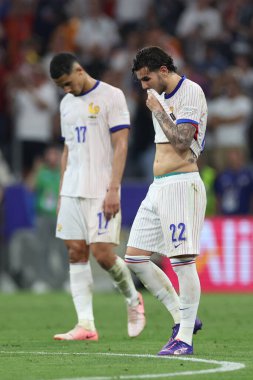 Münih, Almanya 09.07.2024: Fransız oyuncular Fransız Theo Hernandez, UEFA 2024 yarı finalinde Fransa ile Fransa arasında oynanan Münih Futbol Federasyonu Allianz Arena maçında oynanan yenilgi sonrasında Fransız William Sthe hayal kırıklığına uğradı.