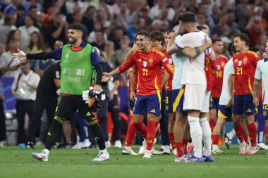 Münih, Almanya 09.07.2024: İspanya futbolcuları UEFA EURO 2024 yarı finalinin sonunda Münih Futbol Ligi 'nde İspanya ile Fransa arasında oynanan futbol karşılaşmasında zaferi kutladılar.