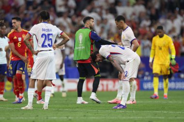 Münih, Almanya 09.07.2024: Fransız oyuncular UEFA EURO 2024 yarı finalinde yenildikleri için hayal kırıklığına uğradılar, İspanya ile Fransa arasında Münih 'teki Allianz Arena maçında oynanan futbol maçı.