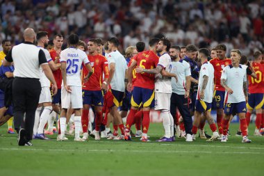 Münih, Almanya 09.07.2024: İspanya futbolcuları UEFA EURO 2024 yarı finalinin sonunda Münih Futbol Ligi 'nde İspanya ile Fransa arasında oynanan futbol karşılaşmasında zaferi kutladılar.