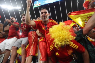Münih, Almanya 09.07.2024: İspanyol taraftarlar UEFA EURO 2024 yarı finalinde zaferi kutluyorlar, İspanya ile Fransa arasında Münih Futbol Şampiyonası 'nda oynanan futbol karşılaşması