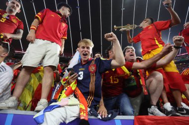 Münih, Almanya 09.07.2024: İspanyol taraftarlar UEFA EURO 2024 yarı finalinde zaferi kutluyorlar, İspanya ile Fransa arasında Münih Futbol Şampiyonası 'nda oynanan futbol karşılaşması