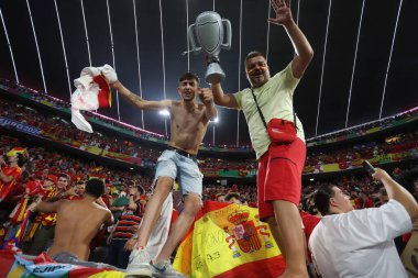 Münih, Almanya 09.07.2024: İspanyol taraftarlar UEFA EURO 2024 yarı finalinde zaferi kutluyorlar, İspanya ile Fransa arasında Münih Futbol Şampiyonası 'nda oynanan futbol karşılaşması