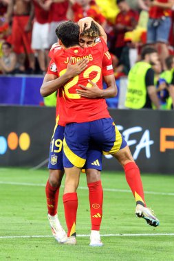 Münih, Almanya 09.07.2024: İspanya futbolcuları UEFA EURO 2024 yarı finalinin sonunda Münih Futbol Ligi 'nde İspanya ile Fransa arasında oynanan futbol karşılaşmasında zaferi kutladılar.