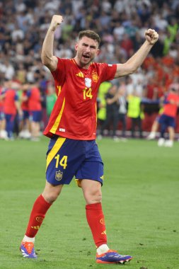 Münih, Almanya 09.07.2024: İspanyol futbolcular Nacho UEFA EURO 2024 yarı finallerinin sonunda Münih Futbol Federasyonu 'nda İspanya ile Fransa arasında oynanan futbol karşılaşmasında zaferi kutladı