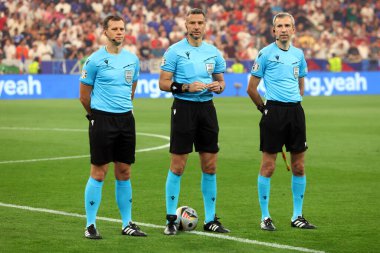 Münih, Almanya 09.07.2024: Hakem Slavko Vinciç, UEFA EURO 2024 yarı finallerinde İspanya ile Fransa arasında Münih 'teki Allianz Arena maçında oynanan futbol karşılaşması