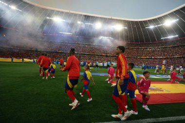 Münih, Almanya 09.07.2024: İspanya 'dan Lamine Yamal, UEFA 2024 yarı finali öncesinde açılış törenine katılıyor.