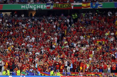 Münih, Almanya 09.07.2024: UEFA EURO 2024 yarı finalinde İspanyol taraftarlar, İspanya ile Fransa arasında Münih 'teki Allianz Arena maçında oynanan futbol karşılaşması