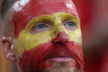 Münih, Almanya 09.07.2024: UEFA EURO 2024 yarı finalleri sırasında İspanyol taraftarların yüzlerine renk, İspanya ile Fransa arasında Münih Futbol Ligi Allianz Arena maçında oynanan futbol maçı