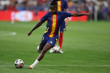 Münih, Almanya 09.07.2024: İspanya 'dan Nico Williams UEFA EURO 2024 yarı finalinden önce ısındı, İspanya ile Fransa arasında Münih Futbol Şampiyonası' nda oynanan futbol maçı