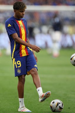 Münih, Almanya 09.07.2024: İspanya 'dan Lamine Yamal UEFA EURO 2024 yarı finalinden önce ısınma turu, İspanya ile Fransa arasında Münih' teki Allianz Arena maçında oynanan futbol maçı