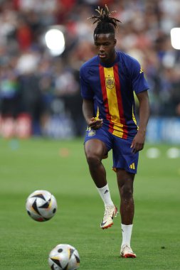 Münih, Almanya 09.07.2024: İspanya 'dan Nico Williams UEFA EURO 2024 yarı finalinden önce ısındı, İspanya ile Fransa arasında Münih Futbol Şampiyonası' nda oynanan futbol maçı