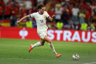Münih, Almanya 09.07.2024: UEFA EURO 2024 yarı finalini kazanan Fransız Adrien Rabiot, Münih Futbol Federasyonu Allianz Arena 'da İspanya ile Fransa arasında oynanan futbol maçı