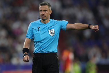 Münih, Almanya 09.07.2024: UEFA EURO 2024 yarı finallerinde hakem Slavko Vinciç, İspanya ile Fransa arasında Münih Futbol Federasyonu Allianz Arena 'da oynanan futbol maçı