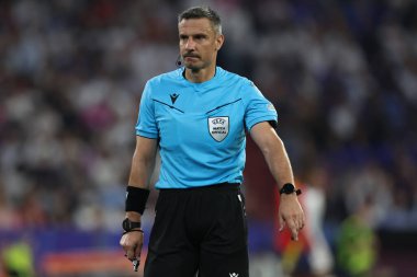 Münih, Almanya 09.07.2024: UEFA EURO 2024 yarı finallerinde hakem Slavko Vinciç, İspanya ile Fransa arasında Münih Futbol Federasyonu Allianz Arena 'da oynanan futbol maçı