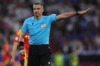 Münih, Almanya 09.07.2024: UEFA EURO 2024 yarı finallerinde hakem Slavko Vinciç, İspanya ile Fransa arasında Münih Futbol Federasyonu Allianz Arena 'da oynanan futbol maçı