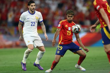 Münih, Almanya 09.07.2024: Fransa 'dan Theo Hernandez, İspanya' dan Lamine Yamal UEFA 2024 yarı finallerinde, İspanya ile Fransa arasında Münih 'teki Allianz Arena maçında oynanan futbol karşılaşması