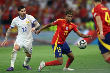 Münih, Almanya 09.07.2024: Fransa 'dan Theo Hernandez, İspanya' dan Lamine Yamal UEFA 2024 yarı finallerinde, İspanya ile Fransa arasında Münih 'teki Allianz Arena maçında oynanan futbol karşılaşması
