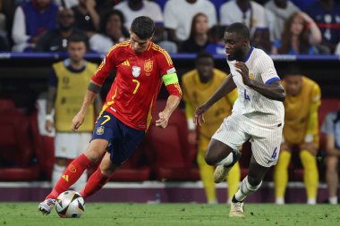 Münih, Almanya 09.07.2024: İspanyalı Alvaro Morata, UEFA EURO 2024 yarı finalleri sırasında Fransız Ferland Mendy, Münih Futbol Ligi 'nde İspanya ile Fransa arasında oynanan futbol karşılaşması