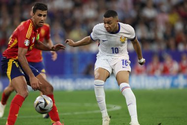 Münih, Almanya 09.07.2024: İspanya 'dan Rodri, UEFA EURO 2024 yarı finalleri sırasında Fransa' dan Kylian Mbappe, İspanya 'dan Fransa' ya karşı Münih 'teki Allianz futbol karşılaşması