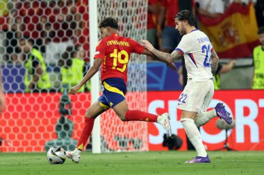 Münih, Almanya 09.07.2024: İspanya 'dan Lamine Yamal, Fransa' dan Theo Hernandez UEFA EURO 2024 yarı finallerinde, İspanya ile Fransa arasında Münih 'teki Allianz Arena maçında oynanan futbol maçı