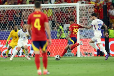 Münih, Almanya 09.07.2024: İspanya 'dan Lamine Yamal, Fransa' dan Theo Hernandez UEFA EURO 2024 yarı finallerinde, İspanya ile Fransa arasında Münih 'teki Allianz Arena maçında oynanan futbol maçı