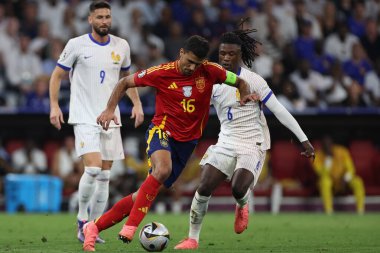 Münih, Almanya 09.07.2024: İspanyol Rodri, Fransız Olivier Giroud, UEFA EURO 2024 yarı finalleri sırasında Fransız Eduardo Camavinga, Münih Futbol Federasyonu Allianz Arena 'da İspanya ile Fransa arasında oynanan futbol karşılaşması