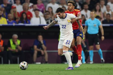 Münih, Almanya 09.07.2024: Fransa 'dan Theo Hernandez, İspanya' dan Lamine Yamal UEFA 2024 yarı finallerinde, İspanya ile Fransa arasında Münih 'teki Allianz Arena maçında oynanan futbol karşılaşması