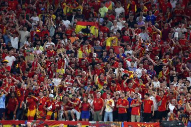 Münih, Almanya 09.07.2024: UEFA EURO 2024 yarı finalleri sırasında İspanya taraftarları, İspanya ile Fransa arasında Münih 'teki Allianz Arena maçında oynanan futbol karşılaşması