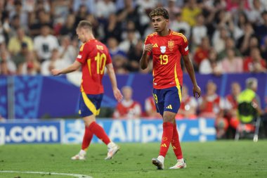 Münih, Almanya 09.07.2024: İspanya 'dan Dani Olmo, İspanya' dan Lamine Yamal UEFA EURO 2024 yarı finallerinde, İspanya ile Fransa arasında Münih 'teki Allianz Arena maçında oynanan futbol karşılaşması