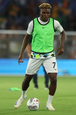 Roma, İtalya 18.08.2024: Lazio 'lu Fisayo Dele- Bashiru İtalya futbol şampiyonası Serie A Enilive 2024-2025 maçından önce ısınma turunda 18 Ağustos 2024' te Roma 'daki Stadio Olimpico' da SS Lazio 'ya karşı Venezia.