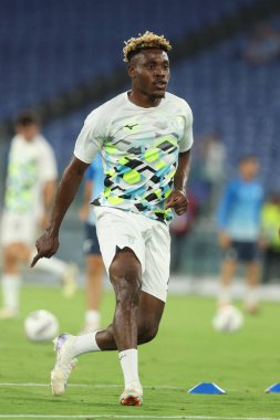 Roma, İtalya 18.08.2024: Lazio 'lu Fisayo Dele- Bashiru İtalya futbol şampiyonası Serie A Enilive 2024-2025 maçından önce ısınma turunda 18 Ağustos 2024' te Roma 'daki Stadio Olimpico' da SS Lazio 'ya karşı Venezia.