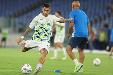 Roma, İtalya 18.08.2024: Lazio 'lu Mattia Zaccagni İtalyan futbol şampiyonası Serie A Enilive 2024-2025 karşılaşmasından önce 18 Ağustos 2024' te Roma 'daki Stadio Olimpico' da SS Lazio-Venezia FC karşılaşmasında ısındı..