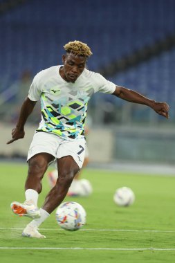 Roma, İtalya 18.08.2024: Lazio 'lu Fisayo Dele- Bashiru İtalya futbol şampiyonası Serie A Enilive 2024-2025 maçından önce ısınma turunda 18 Ağustos 2024' te Roma 'daki Stadio Olimpico' da SS Lazio 'ya karşı Venezia.