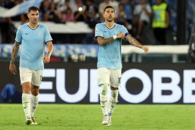 Roma, İtalya 18.08.2024: Lazio 'lu Mattia Zaccagni 18 Ağustos 2024' te Roma 'daki Stadio Olimpico' da oynanan SS Lazio-Venezia maçında golü attı ve İtalya futbol şampiyonası Serie A Enilive 2025 maçında takımla birlikte kutladı..