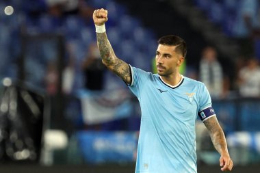 Roma, İtalya 18.08.2024: Lazio 'lu Mattia Zaccagni 18 Ağustos 2024' te Roma 'daki Stadio Olimpico' da oynanan SS Lazio-Venezia maçında golü attı ve İtalya futbol şampiyonası Serie A Enilive 2025 maçında takımla birlikte kutladı..