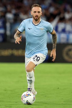 Roma, İtalya 18.08.2024: Lazio 'lu Manuel Lazzari İtalya Futbol Şampiyonası sırasında Serie A Enilive 2024-2025 karşılaşmasında SS Lazio, Venezia FC' ye karşı 18 Ağustos 2024 'te Roma' da Stadio Olimpico 'da oynanan karşılaşma..