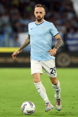 Roma, İtalya 18.08.2024: Lazio 'lu Manuel Lazzari İtalya Futbol Şampiyonası sırasında Serie A Enilive 2024-2025 karşılaşmasında SS Lazio, Venezia FC' ye karşı 18 Ağustos 2024 'te Roma' da Stadio Olimpico 'da oynanan karşılaşma..