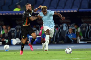 Roma, İtalya 18.08.2024: Lazio takımından Fisayo Dele- Bashiru, İtalya futbol şampiyonası Serie A Enilive 2024-2025 karşılaşmasında Venezia karşısında 18 Ağustos 2024 'te Roma' da Stadio Olimpico 'da oynanan Stadio Olimpico maçında Venezia ile top için mücadele etti..