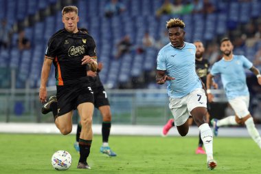 Roma, İtalya 18.08.2024: Venezia 'dan Michael Svoboda, Lazio' dan Fisayo Dele- Bashiru İtalyan futbol şampiyonası Serie A Enilive 2024-2025 karşılaşmasında 18 Ağustos 2024 'te Roma' daki Stadio Olimpico 'da SS Lazio' ya karşı Venezia FC karşılaşması.