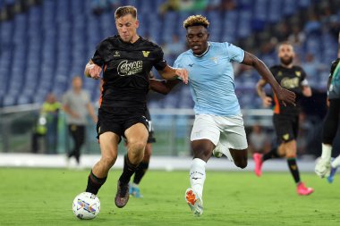 Roma, İtalya 18.08.2024: Venezia 'dan Michael Svoboda, Lazio' dan Fisayo Dele- Bashiru İtalyan futbol şampiyonası Serie A Enilive 2024-2025 karşılaşmasında 18 Ağustos 2024 'te Roma' daki Stadio Olimpico 'da SS Lazio' ya karşı Venezia FC karşılaşması.
