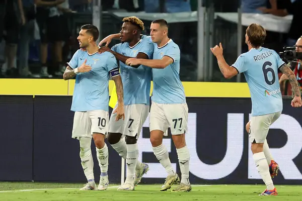 Roma, İtalya 18.08.2024: Lazio 'lu Mattia Zaccagni 18 Ağustos 2024' te Roma 'daki Stadio Olimpico' da oynanan SS Lazio-Venezia maçında golü attı ve İtalya futbol şampiyonası Serie A Enilive 2025 maçında takımla birlikte kutladı..