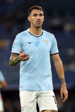 Roma, İtalya 18.08.2024: Lazio 'lu Alessio Romagnoli İtalya Futbol Şampiyonası sırasında Serie A Enilive 2024-2025 karşılaşmasında SS Lazio - Venezia FC karşılaşması 18 Ağustos 2024' te Roma 'daki Stadio Olimpico' da gerçekleşti..