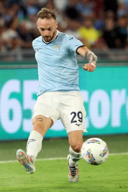 Roma, İtalya 18.08.2024: Lazio 'lu Manuel Lazzari İtalya Futbol Şampiyonası sırasında Serie A Enilive 2024-2025 karşılaşmasında SS Lazio, Venezia FC' ye karşı 18 Ağustos 2024 'te Roma' da Stadio Olimpico 'da oynanan karşılaşma..