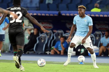 Roma, İtalya 18.08.2024: Lazio 'lu Fisayo Dele- Bashiru İtalya Futbol Şampiyonası sırasında Serie A Enilive 2024-2025 SS Lazio - Venezia FC karşılaşması 18 Ağustos 2024' te Roma 'daki Stadio Olimpico' da gerçekleşti..